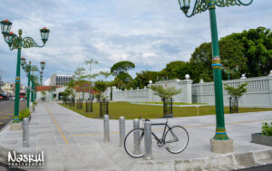 Sepeda di samping kantor gubernur yogyakarta